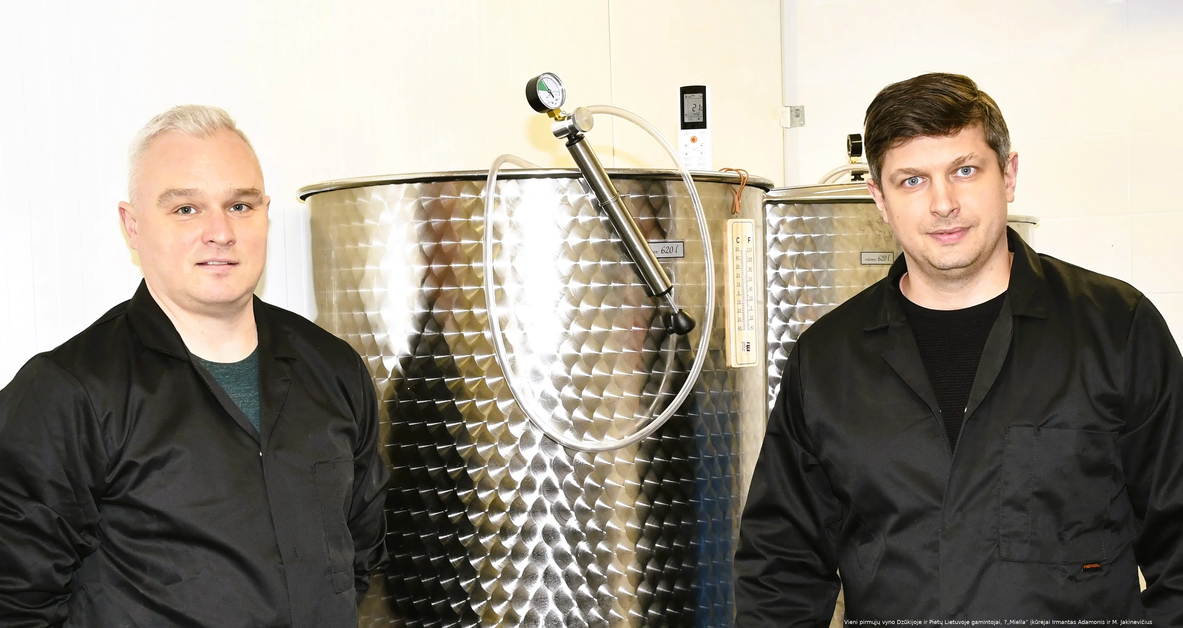 miella ikurejai desineje marijus jakinevicius ir irmantas adamonis kaireje