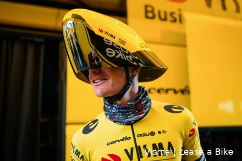 Ben Tulett met de nieuwe helm