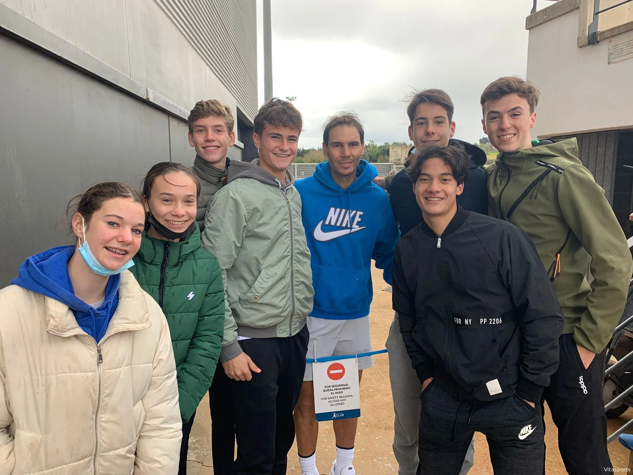 jeugdige tennistalenten naar ten pro toernooi mallorca op de foto met rafael nadal