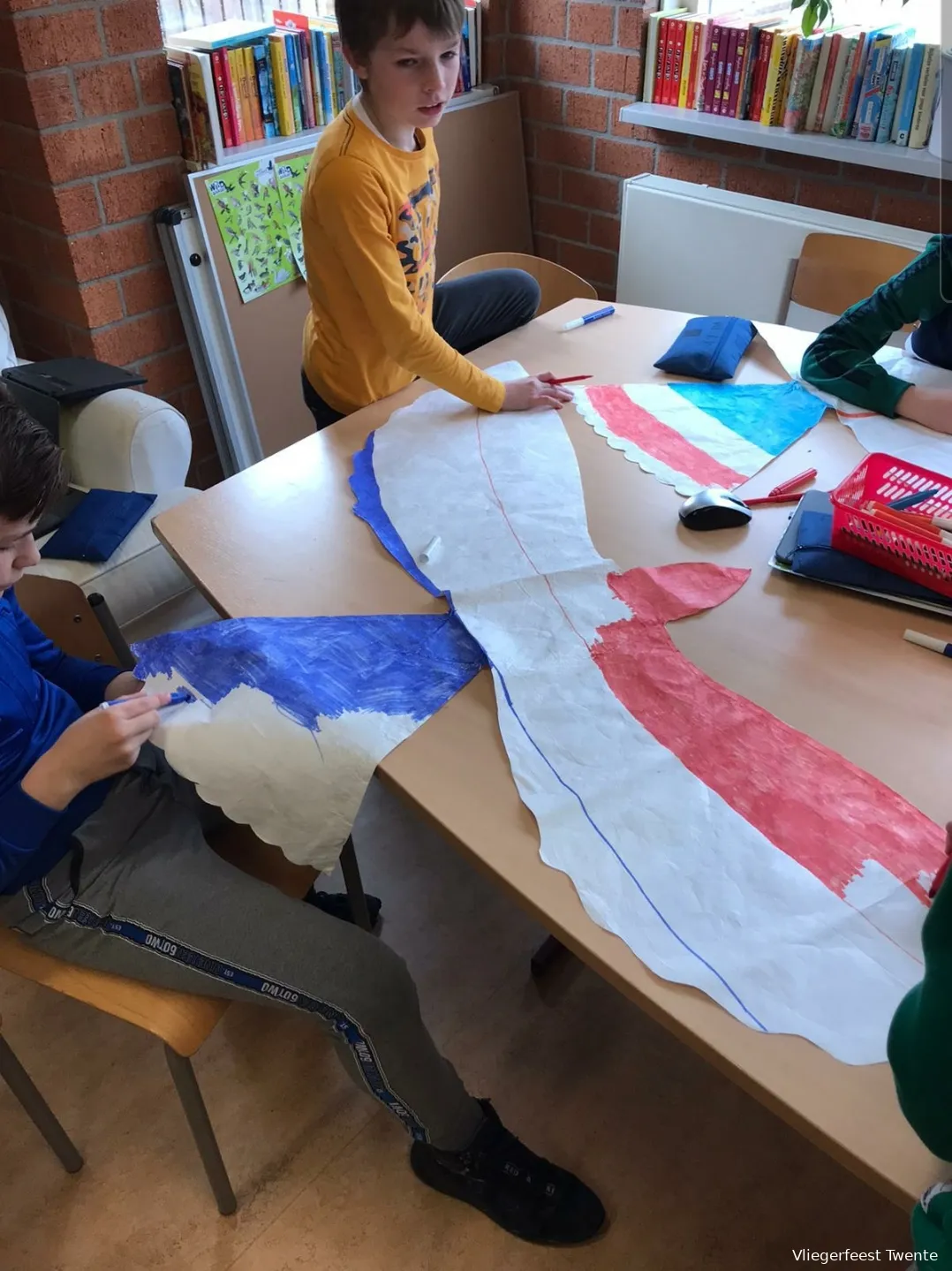 schoolkinderen kleuren de duiven