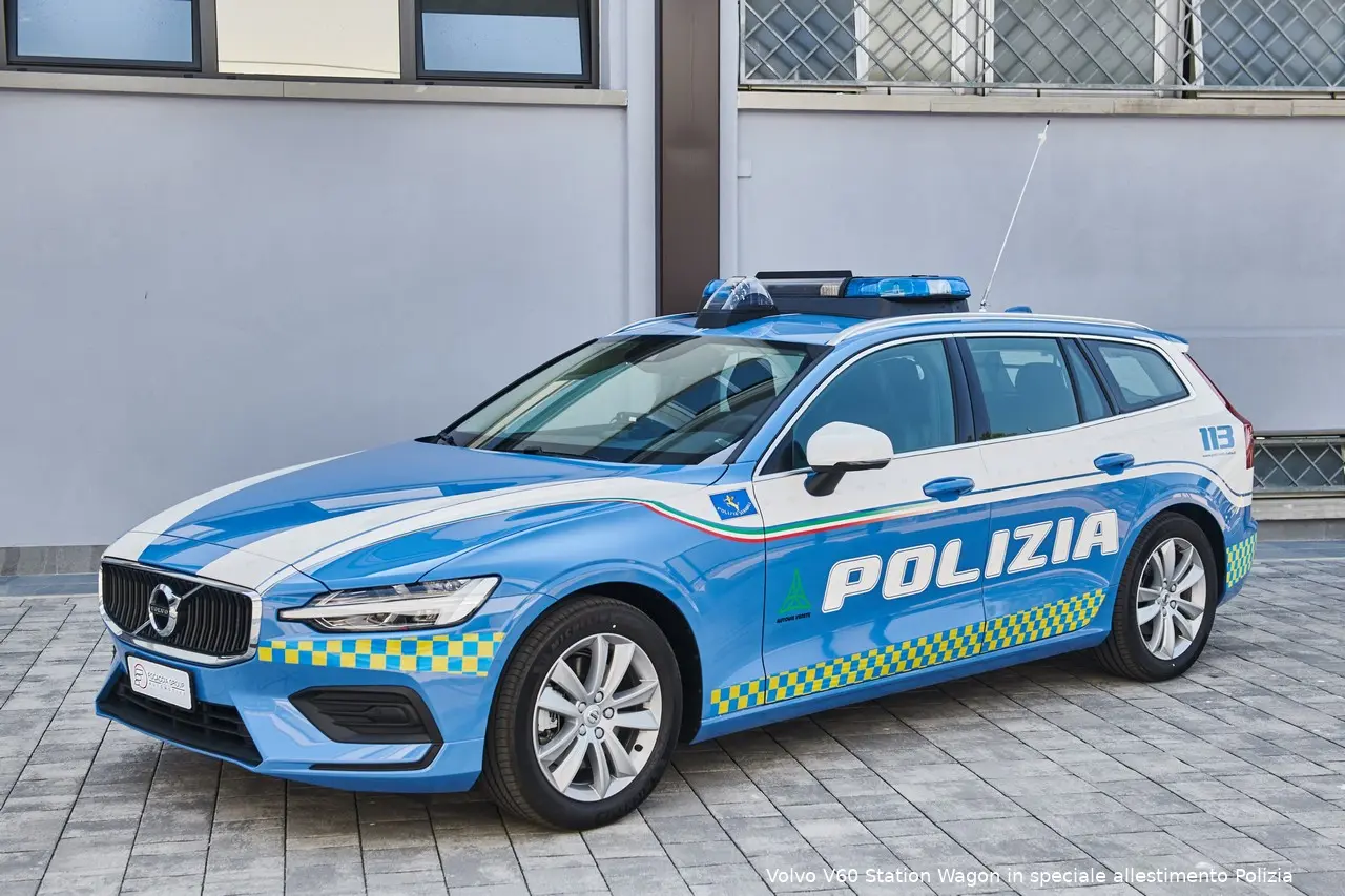 volvo v60 station wagon in speciale allestimento polizia