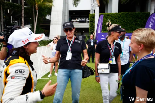 <i>Caitlyn Jenner zag Jenner Racing-coureur Jamie Chadwick winnen tijdens het Grand Prix-weekend in Miami.</i>