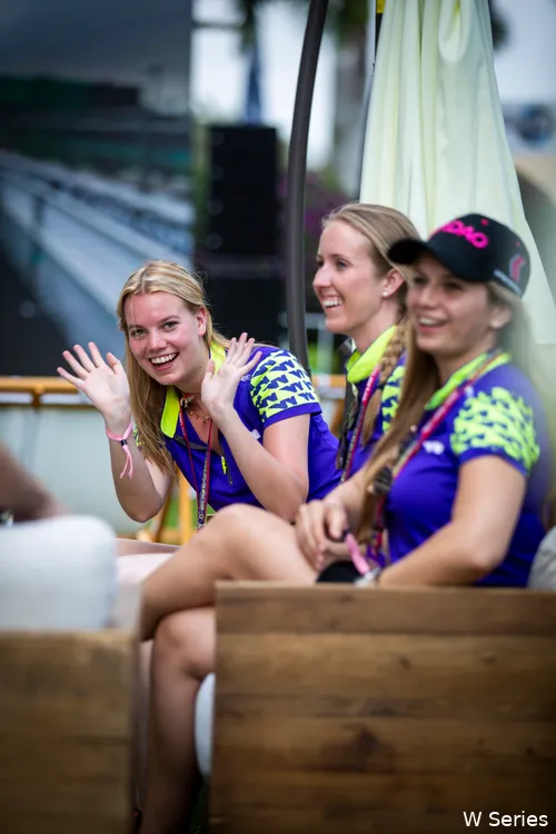 <i>Een vrolijke Emely in de W Series-paddock. De sfeer is goed en onderling wordt er nog wel eens informatie gedeeld tussen de coureurs.</i>