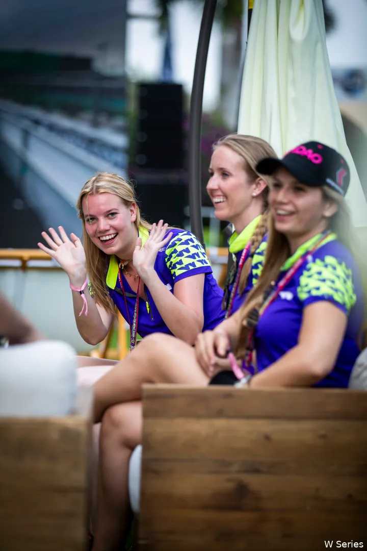 <i>Een vrolijke Emely in de W Series-paddock. De sfeer is goed en onderling wordt er nog wel eens informatie gedeeld tussen de coureurs.</i>
