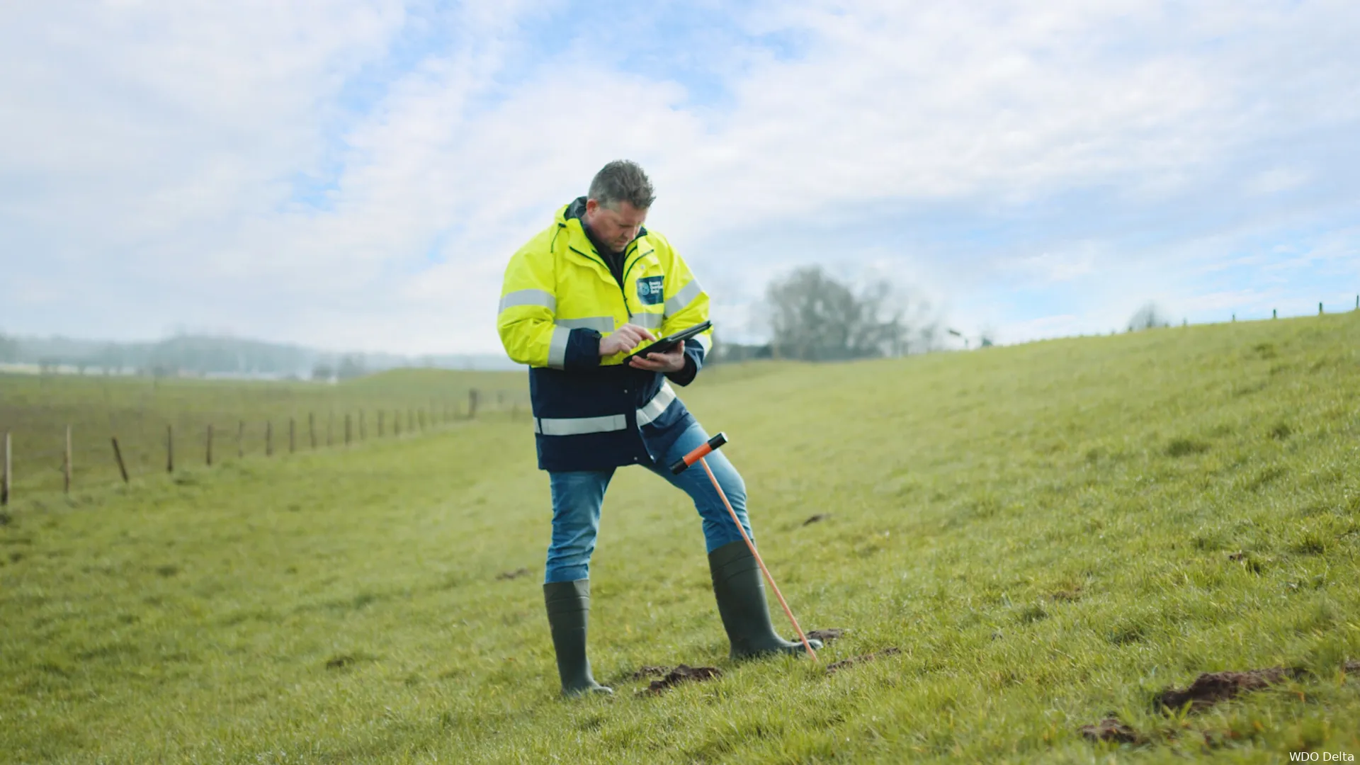 foto van dijkinspecteur op de dijk