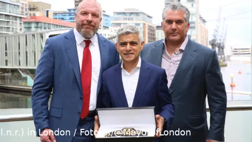 WWE-CCO Paul Levesque, Londons Bürgermeister Shadiq Khan, WWE-Präsident Nick Khan … und ein recht kleiner WWE-Gürtel