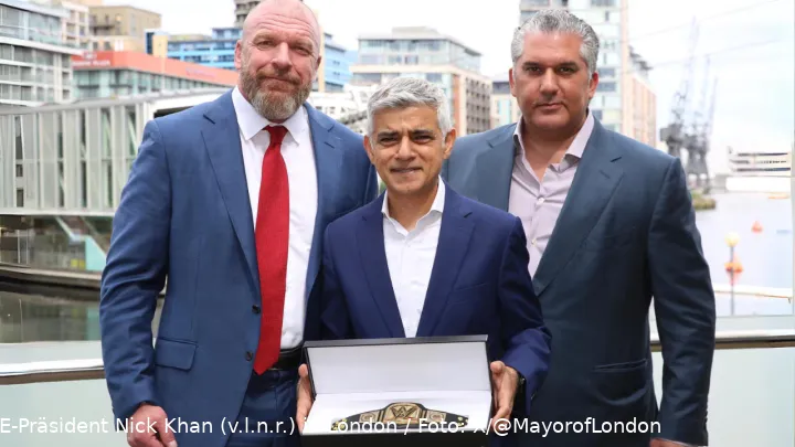 WWE-CCO Paul Levesque, Londons Bürgermeister Shadiq Khan, WWE-Präsident Nick Khan … und ein recht kleiner WWE-Gürtel