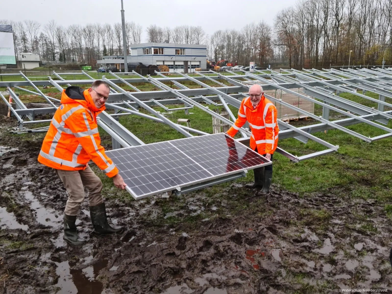 herman beerda en tjitse mollema leggen eerste zonnepaneel waterschap noorderzijlvest