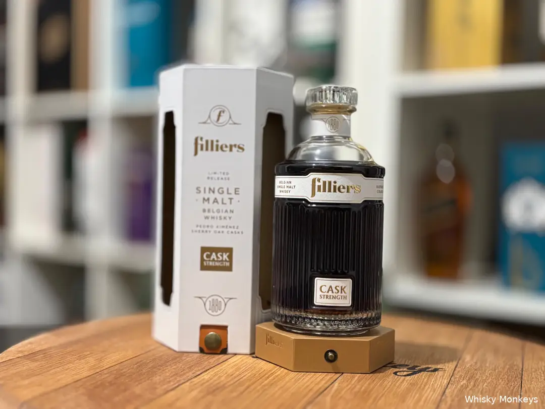 Filliers Cask Strength whisky fles met doos voor een whiskykast en op een whiskyvatdeksel