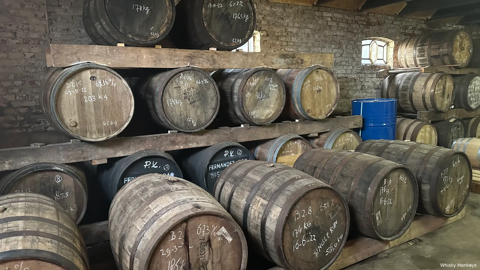 De warehouse met vaten whisky van Wieke Distillers in Groningen