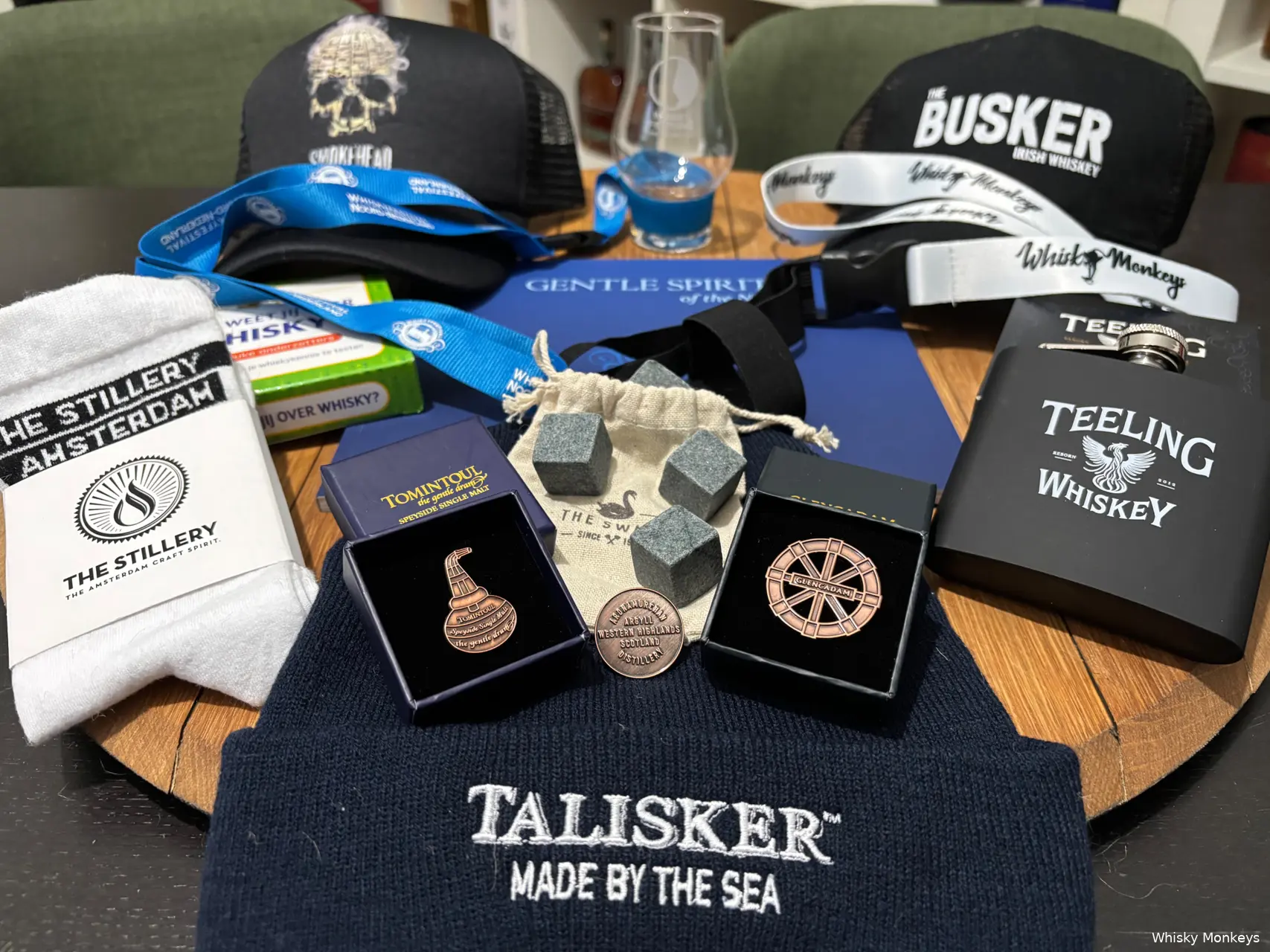 Whisky weekend show prijzenpakket Met petjes, beanies, whisky stones, een glas, keycords en meer