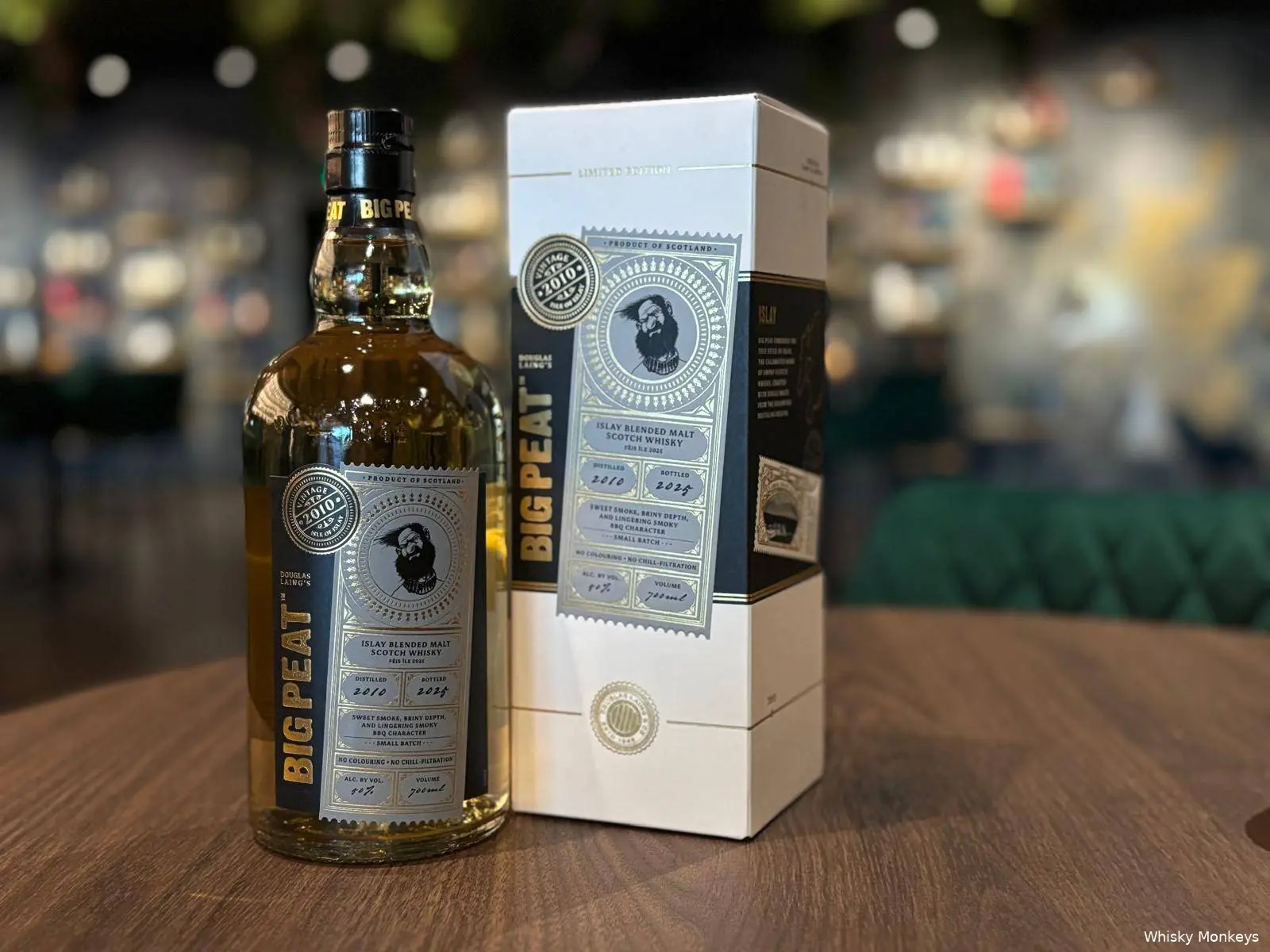 Big Peat FEis Ile 2025 op een tafel