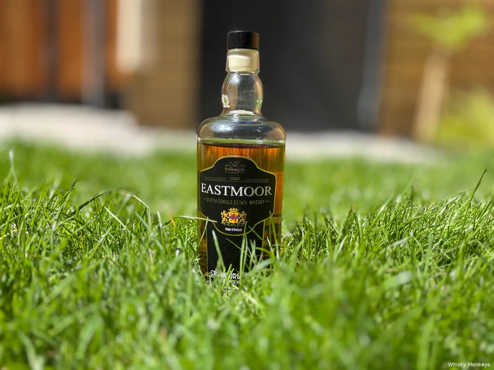 Kalkwijck Singmatuire Malt whisky 2025 op een grasveld
