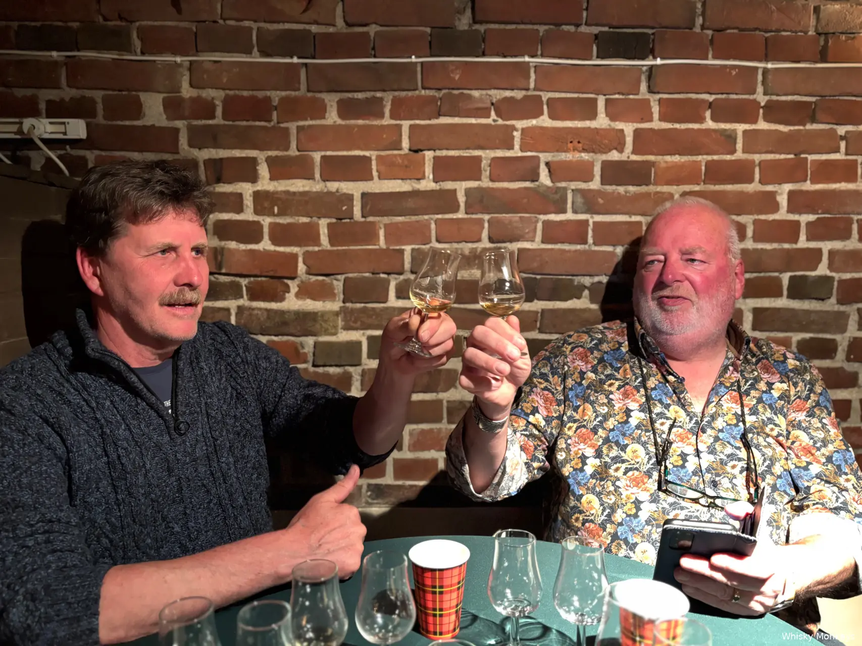 vrienden bij whiskytasting hoogezand