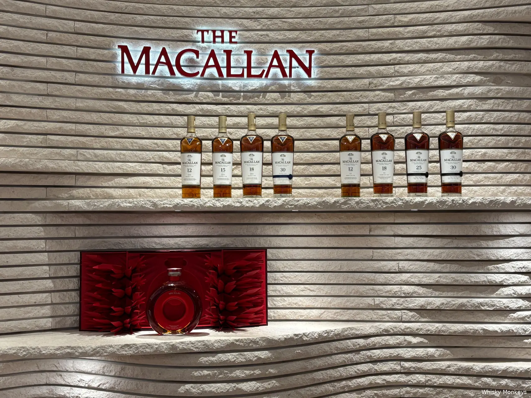 the-macallan-house-singapore-achterwand-met-display