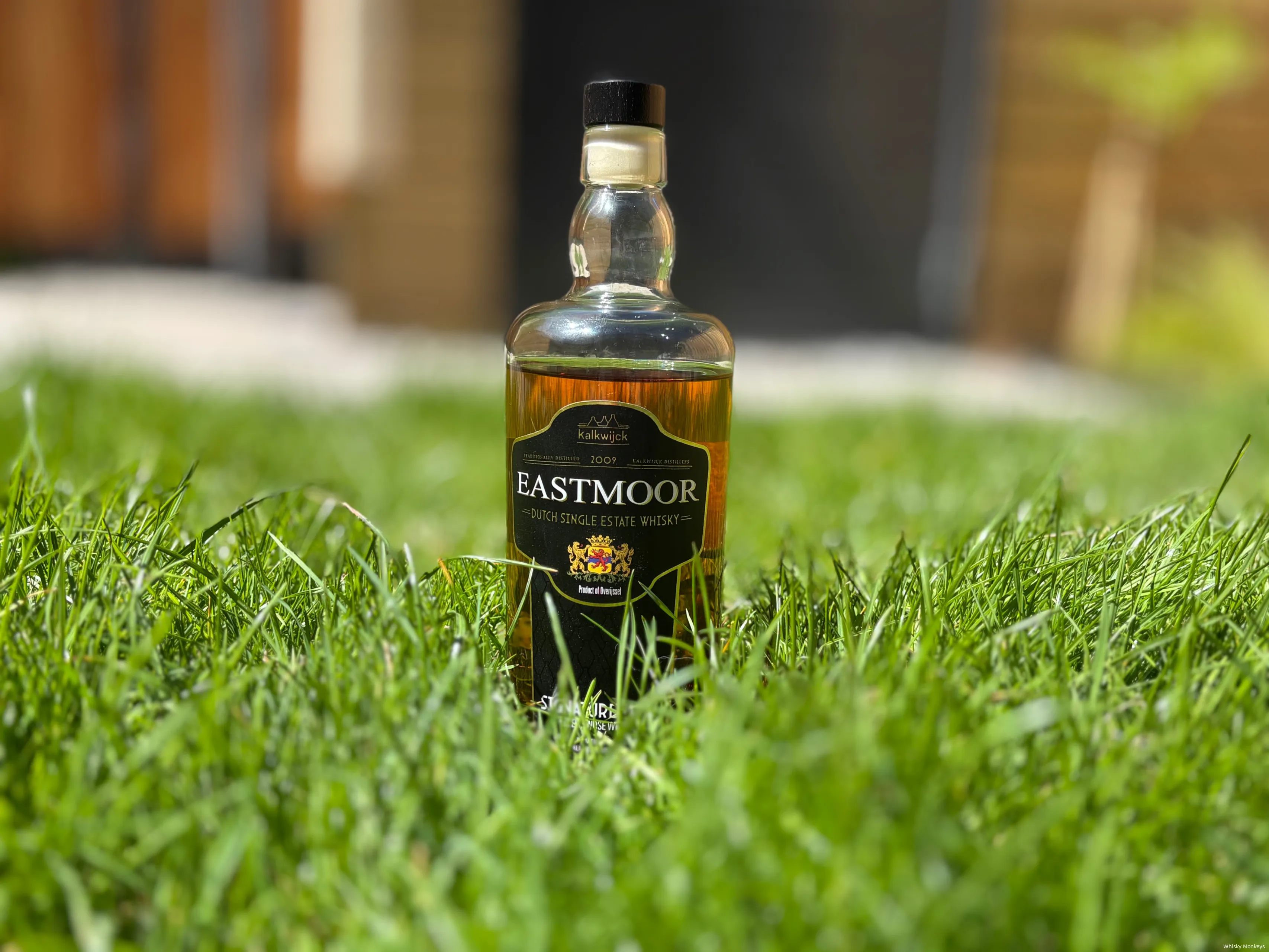 Kalkwijck Singmatuire Malt whisky 2025 op een grasveld