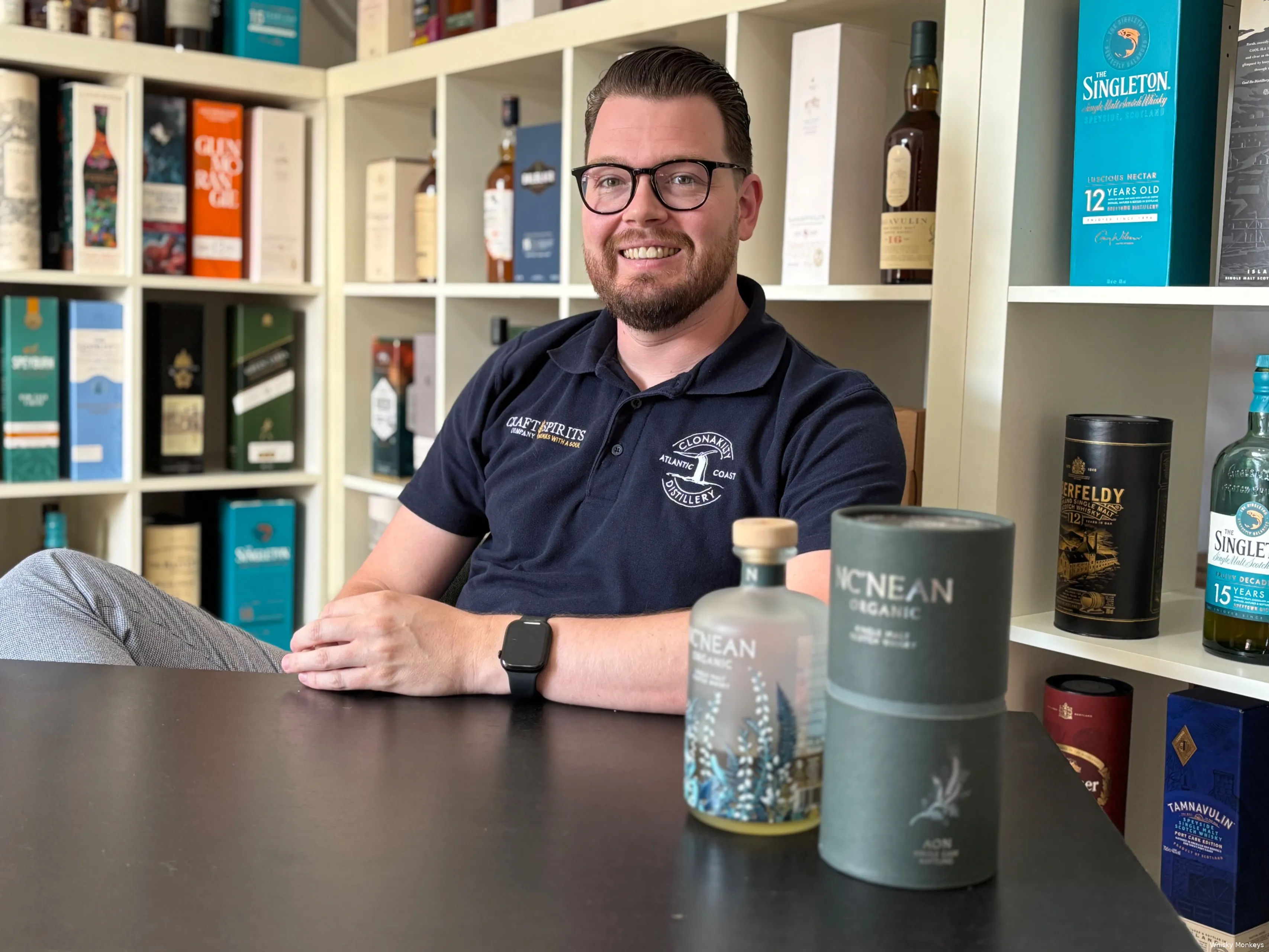 Robbert van Harskamp Craft Spirits Interview Whisky Monkeys voor een whisky kast