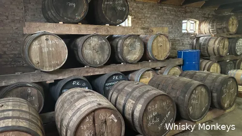 De warehouse met vaten van Wieke Distillers in Groningen