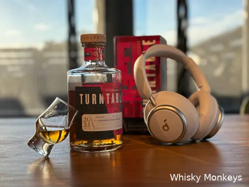 Turntable track 06 all my life whisky blended whisky met een koptelefoon en een glas op een tafel