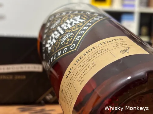 De fles Squaremountains single malt  whisky dichtbij