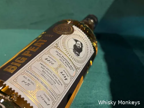 Big Peat FEis Ile 2025 op een stoel
