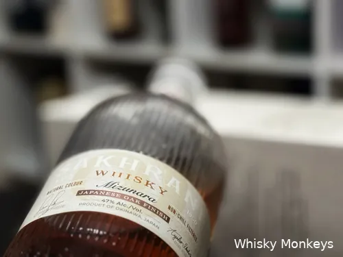 Sakhrani Mizunara Japanese Oak Finish whisky op de doos voor een whiskykast