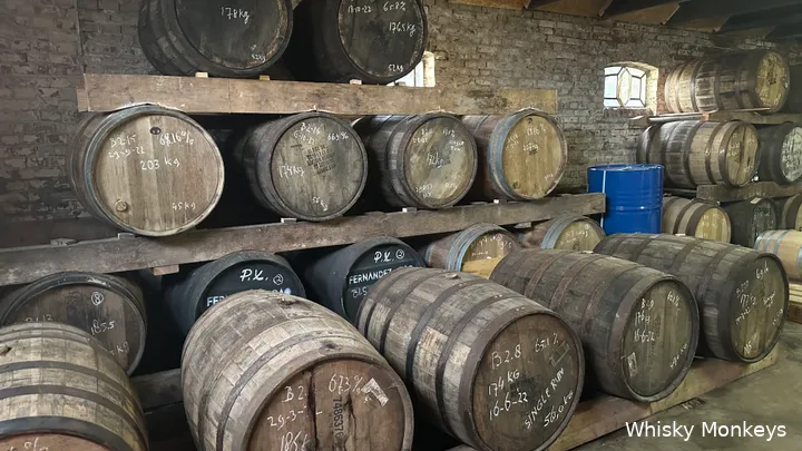 De warehouse met vaten van Wieke Distillers in Groningen