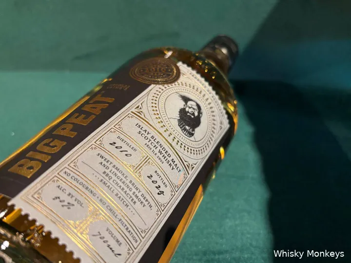 Big Peat FEis Ile 2025 op een stoel