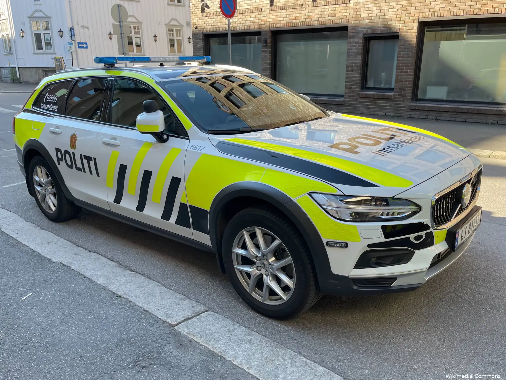 POLITIET_politibil_Norwegian_police_car_automobile_MERCEDES-BENZ_High-visibility_vehicle_markings_tel_02800_(5617)_Innsatsleder_Baglergata_Tønsberg_Norway_gateparkering_etc_2022-06-22_IMG_3940