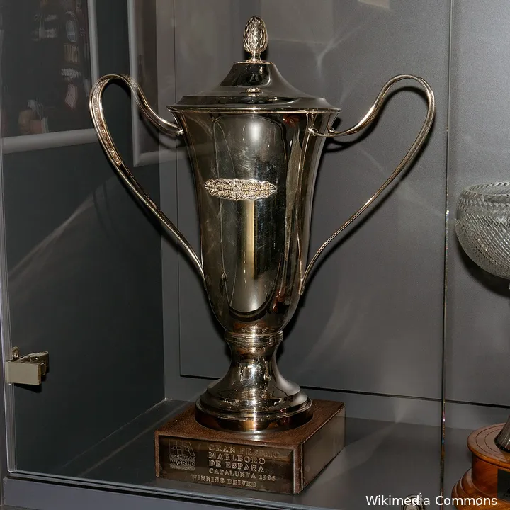 <i>De trofee die Schumacher ontving na zijn glansrijke overwinning.</i>