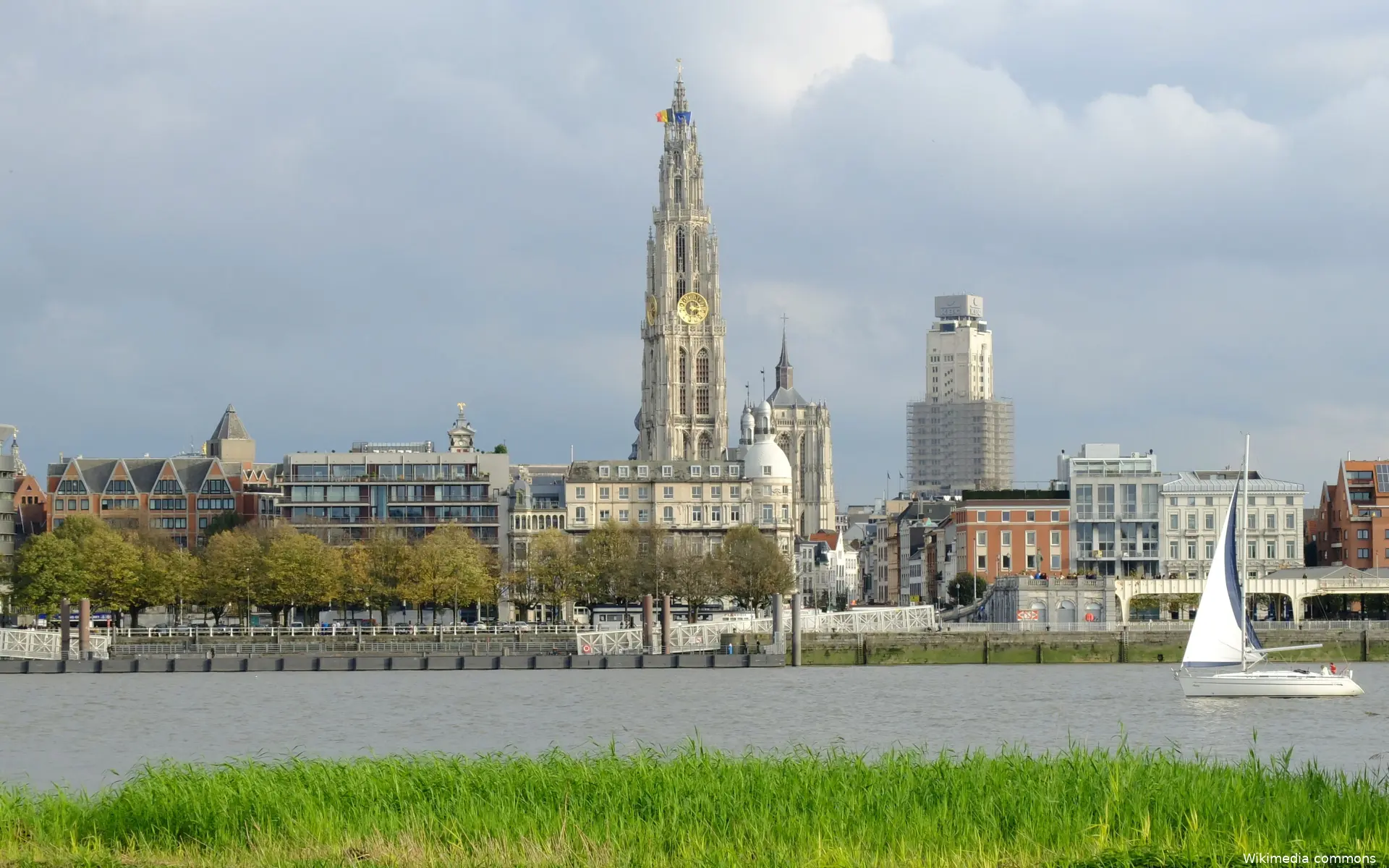 olv toren en boerentoren antwerpen vanaf linkeroever
