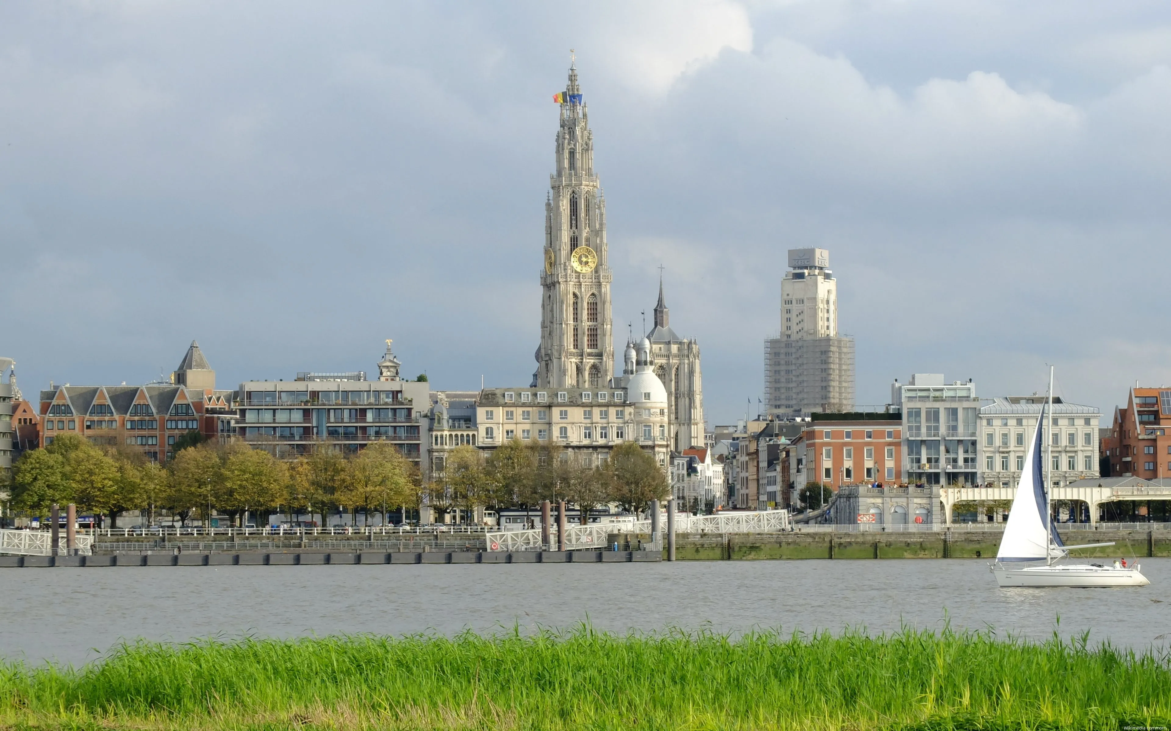 olv toren en boerentoren antwerpen vanaf linkeroever