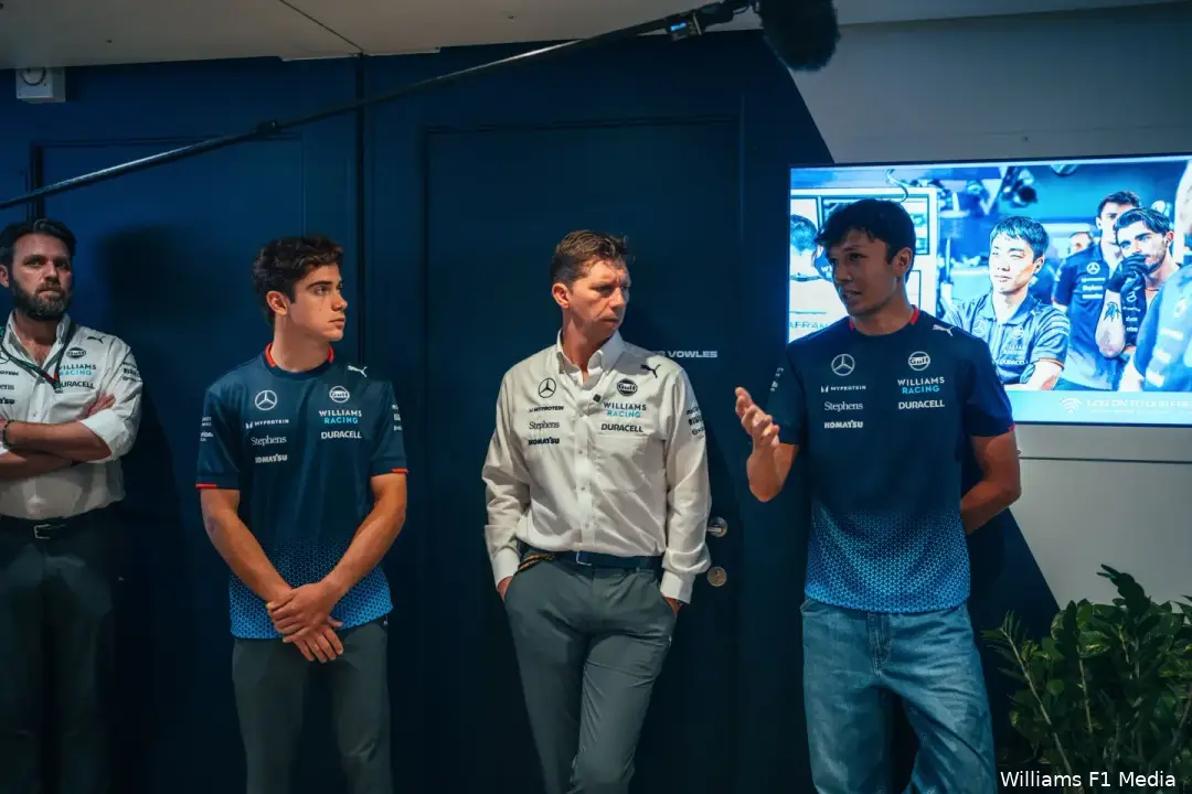 <i>Franco Colapinto luistert naar teamgenoot Alexander Albon.</i>