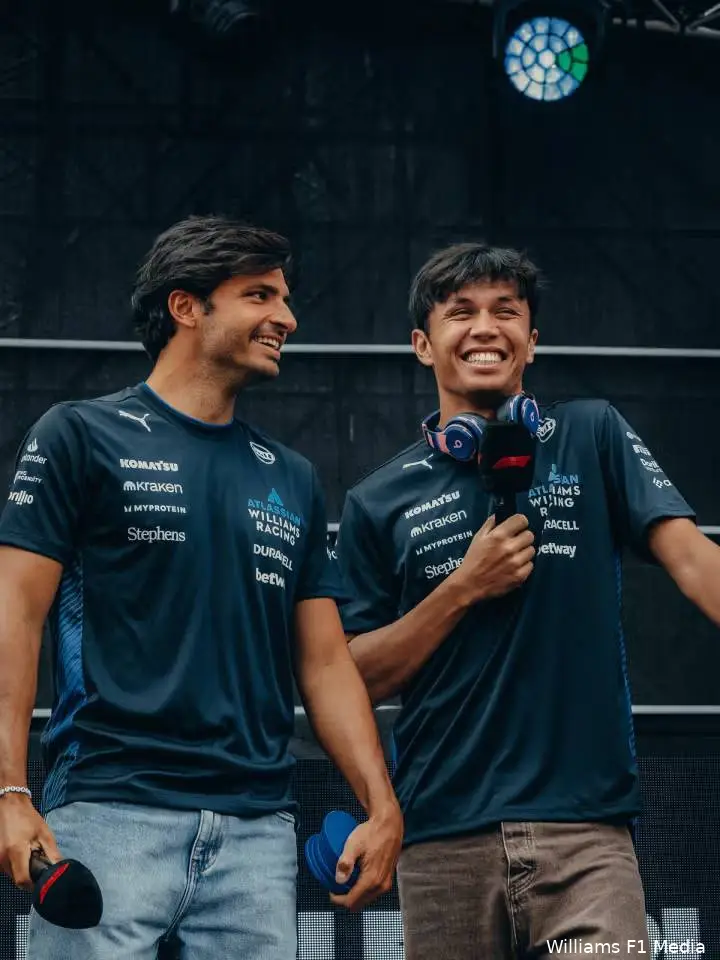 <i>Sainz naast een andere oud-collega van Verstappen.</i>