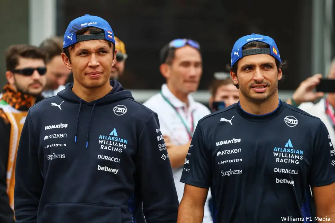 alexander-albon-carlos-sainz-williams-bakoe-zondag