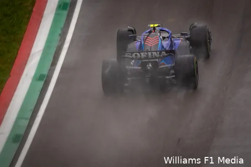 <i>De Williams-bolide van 2022 met Sofina op de achtervleugel. Op de neus is de tweede grote sponsor te zien die Latifi met zich meeneemt, koffiemerk Lavazza.</i>