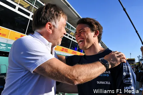 Williams-teambaas Jost Capito en Nyck de Vries nadat laatstgenoemde negende werd tijdens zijn invalbeurt op Monza.
