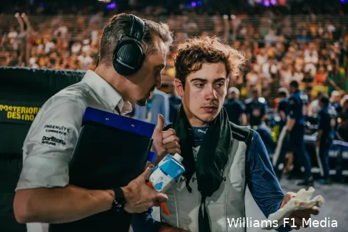 Franco Colapinto vlak voor de race in Singapore.