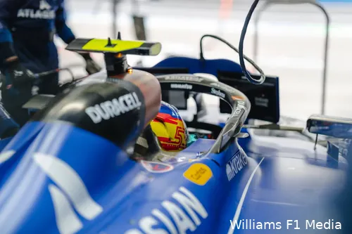 <i>Sainz staat voor opvolger Hamilton.</i>