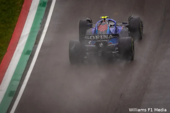 <i>De Williams-bolide van 2022 met Sofina op de achtervleugel. Op de neus is de tweede grote sponsor te zien die Latifi met zich meeneemt, koffiemerk Lavazza.</i>