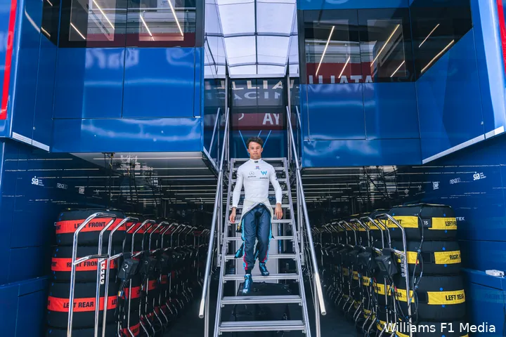 <i>Nyck de Vries in de paddock op Circuit de Barcelona-Catalunya. (Foto: Williams F1 Media)</i>