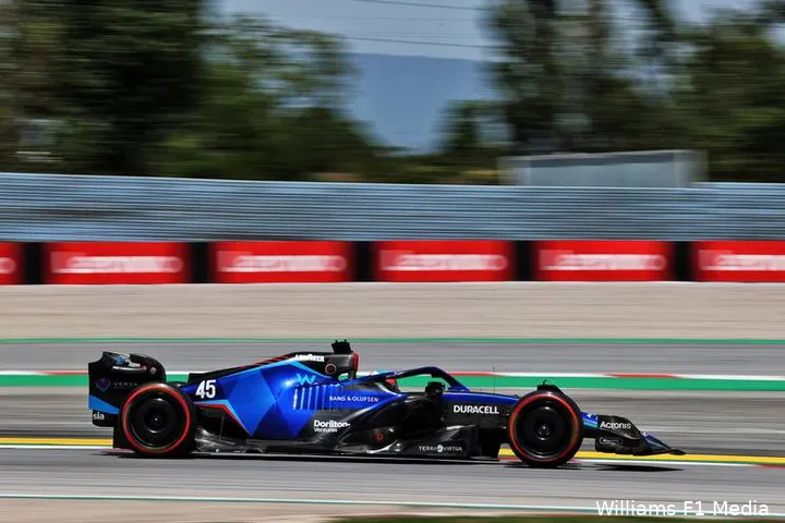 De Vries in de FW44 van Albon op Barcelona