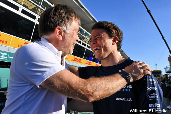 Williams-teambaas Jost Capito en Nyck de Vries nadat laatstgenoemde negende werd tijdens zijn invalbeurt op Monza.