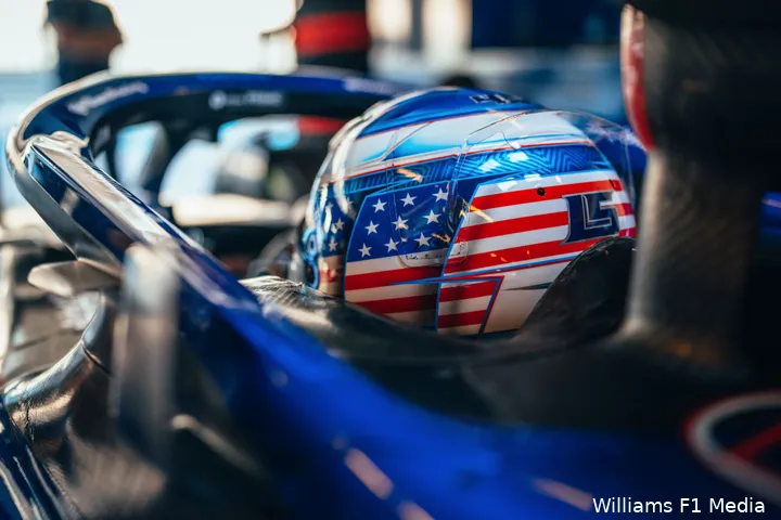 <i>Hoe kan het ook anders: de Amerikaanse vlag op de helm van Williams-aanwinst Logan Sargeant. (Foto: Williams F1 Media)</i>