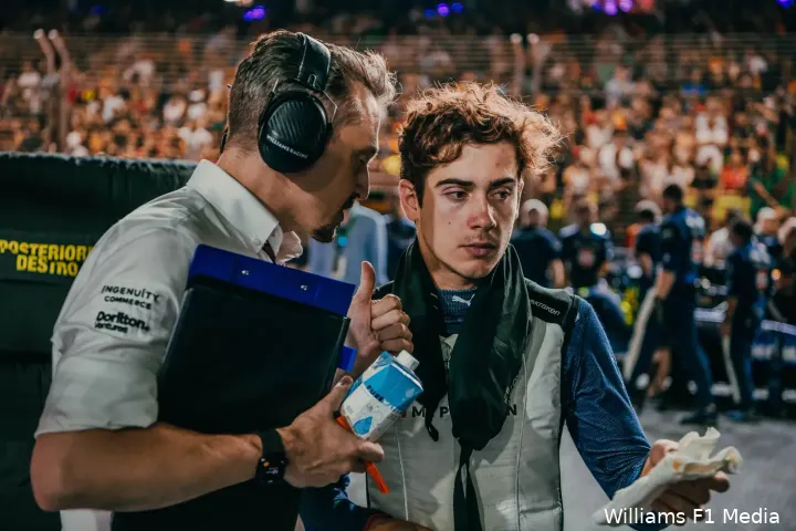 Franco Colapinto vlak voor de race in Singapore.