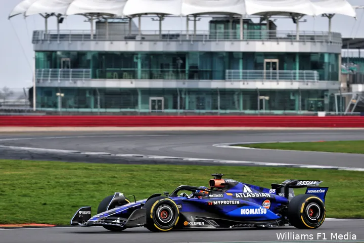 De Atlassian-stickers zijn goed zichtbaar op de auto van Williams.