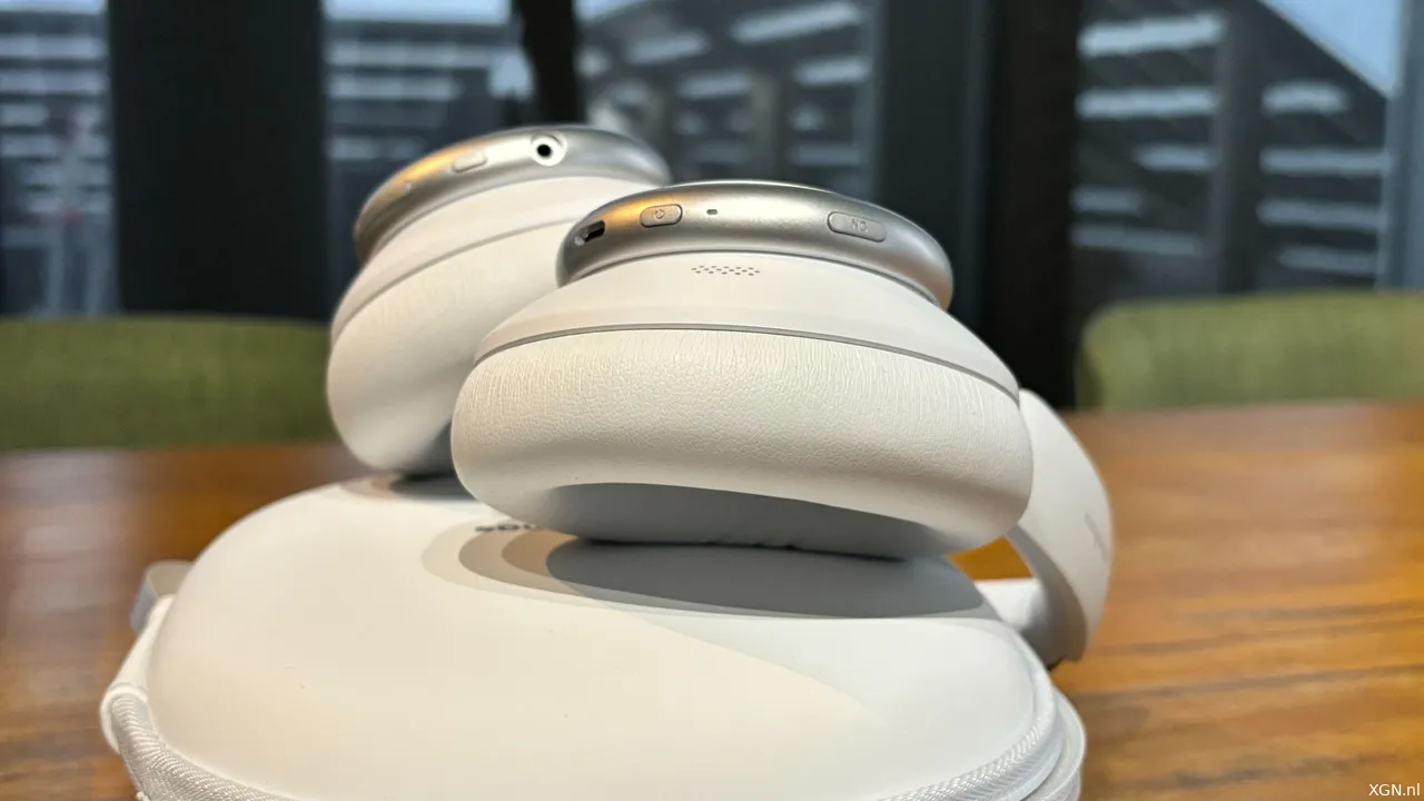 De knoppen van de Anker Soundcore headset zijn mooi over de twee oorschelpen verdeeld