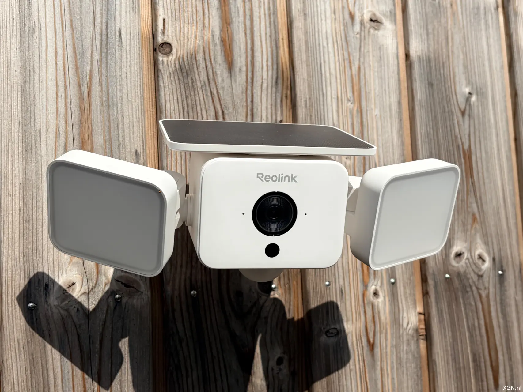Reolink floodlight f310b lens closeup Overview