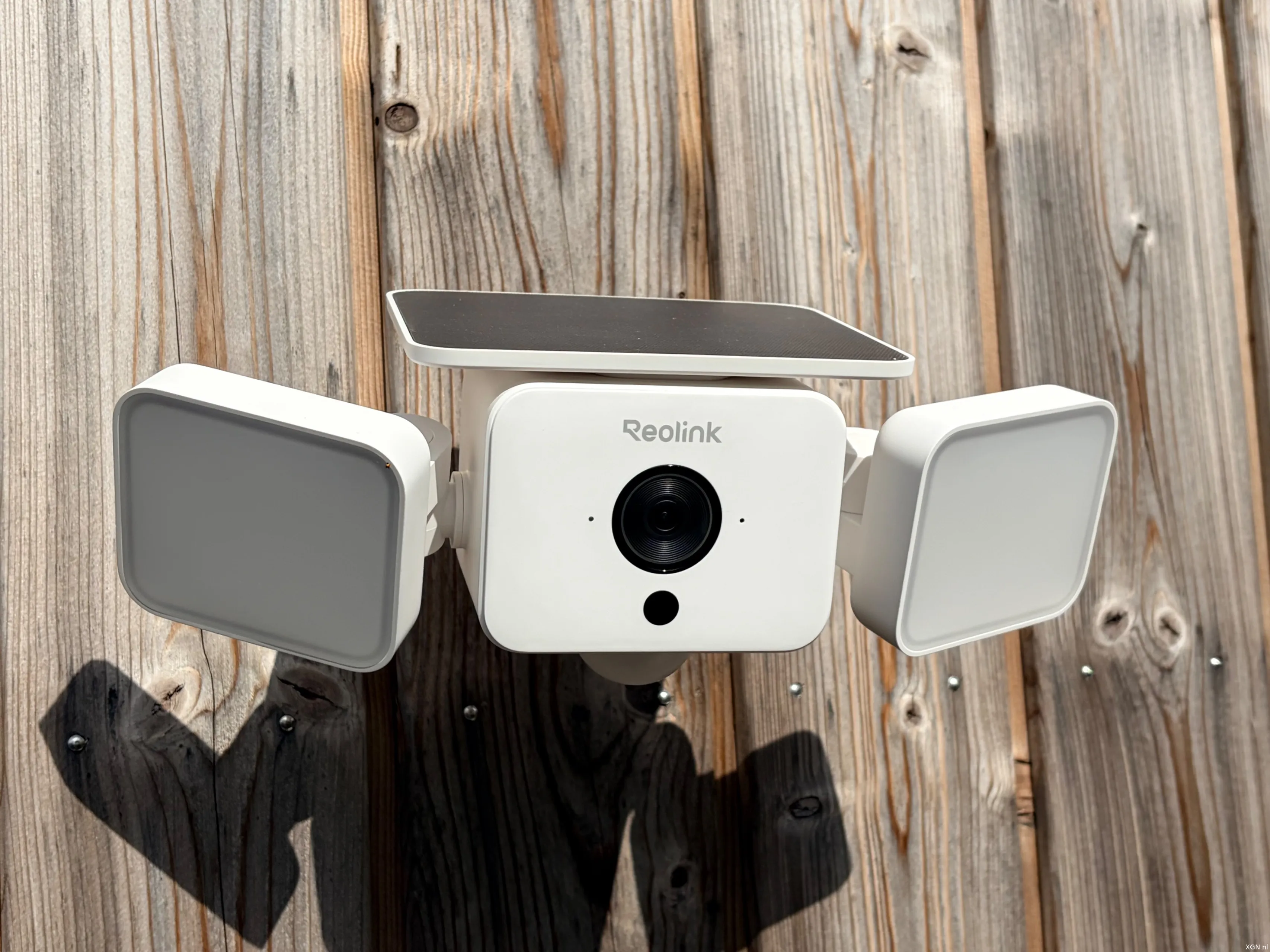 Reolink floodlight f310b lens closeup Overview