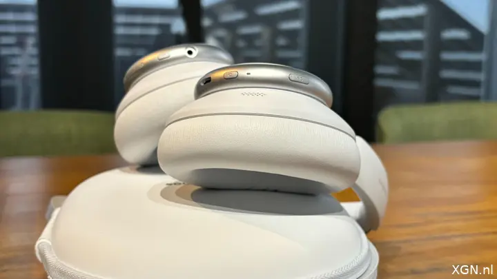 De knoppen van de Anker Soundcore headset zijn mooi over de twee oorschelpen verdeeld